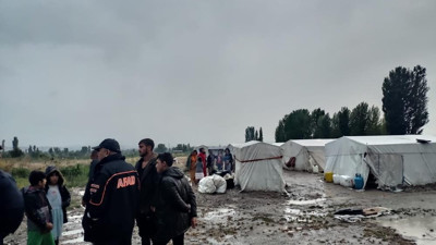 Çadır alanını sel bastı can pazarı yaşandı