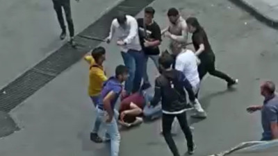 Erdoğan'a hakaret ettiği öne sürülen iki kişi çevredekiler tarafından dövüldü