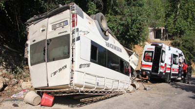 Tarım işçilerini taşıyan minibüs devrildi. 17 kişi yaralandı