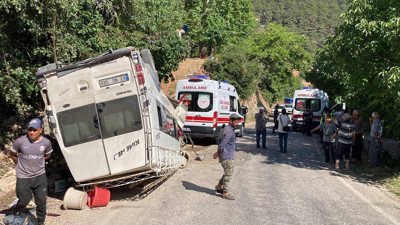 Freni boşalan tarım işçilerinin minibüsü devrildi: 4'ü ağır 27 yaralı