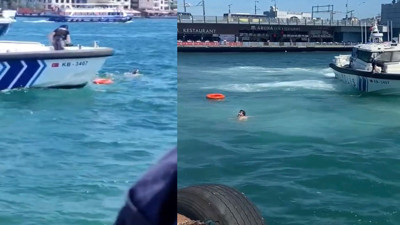 Haliç'te garip bir olay. Denize atlayan adam can simidinden ve dalgıçlardan imdat diyerek kaçtı