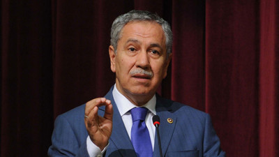 Bülent Arınç yine gizli gizli mesajlar verdi. FETÖ ve siyasilerin birlikte açılış yaptıkları fotoğrafı hatırlattı