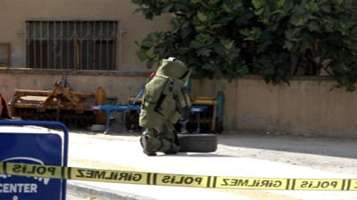 Evinin bahçesinde el bombası buldu kaldırıma bıraktı