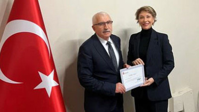Gülse Birsel'e 'Teşekkür Belgesi' verildi. "Çalan çırpanlara örnek olsun" yorumu yapıldı