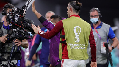 Gareth Bale çıldırdı. Kameraya yumruk attı