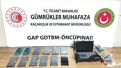 Sınır Kapısında 12 adet kaçak cep telefonu ele geçirildi