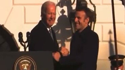 Biden Macron'u tuttu bırakmadı. Fransız lider ne yapacağını şaşırdı