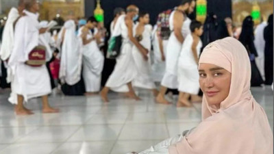 Ünlü iş kadını reklam yapmak için umreye gitti. Kabe’nin önünden sattığı ürünün fotoğrafını paylaştı