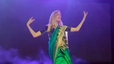 Oyuncu Wilma Elles Hint dansı performansı ile ayakta alkışlandı