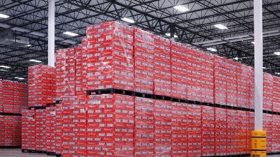 Ünlü bira markası sözünü tuttu. Tonlarca birayı bedava dağıtıyor