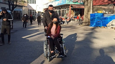 Ağrıları dinsin diye gittiği hastanede kabusu yaşadı. Kimya mühendisi tekerlekli sandalyeye mahkum oldu
