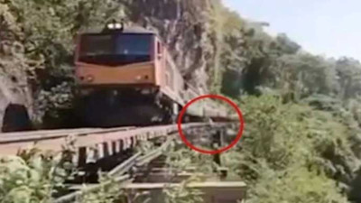 Selfie çekerken trenden düşüp öldü