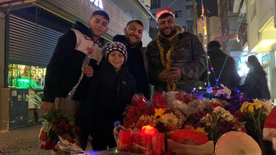 Herkes eğlence peşinde, onlar ekmek derdinde