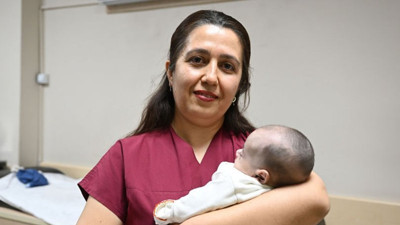 90 günlük Mira bebeğe 3 ameliyat. Yoğun bakım servisi anne kucağı oldu