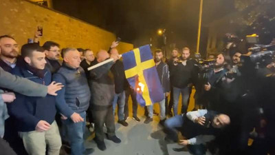İsveç’te Kuran-ı Kerim yakılmasına konsolosluk önünde tepki: Bir gece ansızın Stockholm'e geliriz