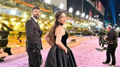 Demet Özdemir ve Engin Akyürek Suudi Arabistan'daki ödül törenine damga vurdu