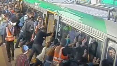 Bütün halk birlik olmazsa kavga haklı olmuyor. Trene bacağı sıkışan kişiyi halk birlikte kurtardı