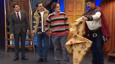 Türkiye'nin ihtiyacı olan süper kahramanı Güldür Güldür Show açıkladı. Çıkar telefonunu diyen amcalar kaçacak yer arayacak