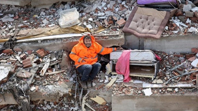 Baba depremde kaybettiği kızının elini bir an olsun bırakamadı
