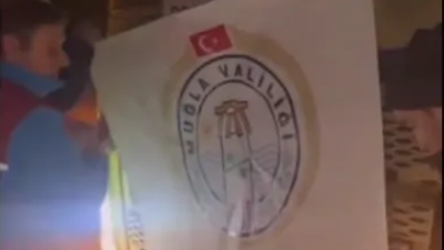 Muğla Valiliği, Bodrum Belediyesi'nin yardım TIR'ına kendi pankartını astı