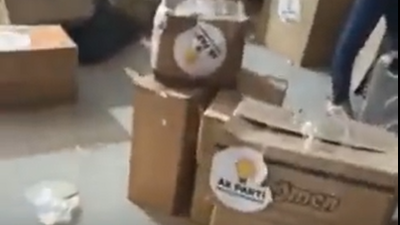 Vatandaşların gönderdiği yardımlara AKP’liler parti logosunu yapıştırıyor. Tıklayıp kendi gözlerinizle görün