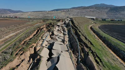 Deprem bir yolu kağıt gibi parçaladı