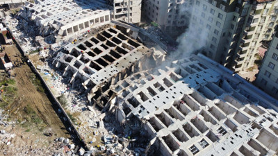 Depremde yıkılan Rönesans Rezidans’ın 10 yıllık sakini: Yöneticiye temelin kaydığını söyledim alay eder gibi güldüler