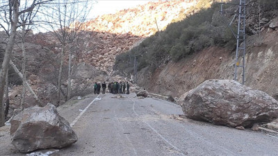 Heyelanla kapanan yolda inceleme sürüyor
