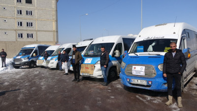 Yüksekova'da minibüsçüler bir günlük kazançlarını depremzedelere bağışladı