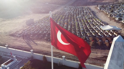 Depremde can verenlerin mezarlarına gelinlikleri, oyuncakları, bayrakları bırakıldı. Bu acıya yürek dayanmaz