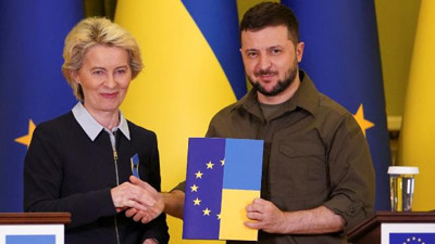 AB Komisyonu Başkanı von der Leyen, Ukrayna Devlet Başkanı Zelenskiy ile görüştü
