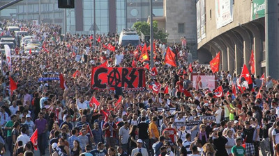 Çarşı grubuna terör davası açan savcı dolandırıcılık iddiasıyla açığa alındı. Çarşı davası sonrası terfi almıştı