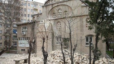 Depremlerde hasar gören caminin minaresi kontrollü şekilde yıkıldı