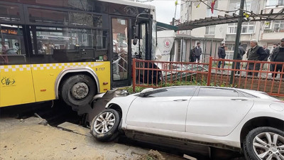 Kağıthane'de halk otobüsü durağa daldı