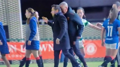 Old firm derbisinde inanılmaz olay. Antrenör teknik direktöre kafa attı