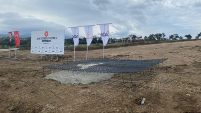 Sahte temel atılan hastanenin ihalesi 3 gün sonra yapılmış. Boş araziye dökülen beton “Hastane temeli'' gösterilmişti