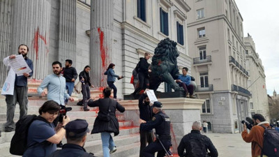 İspanya'da Aktivistler Parlamento Binasına Saldırdı: 9 Gözaltı