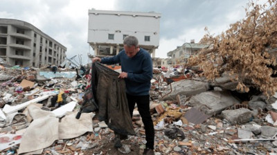 Kahramanmaraş'ta depremzedeler enkazda eşyalarını arıyor