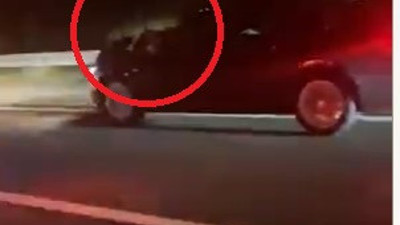 Otomobil ile oğlunu kaçıran eski eşini engellemek için öyle bir şey yaptı ki... Kaput üzerinde 40 kilometre yolculuk