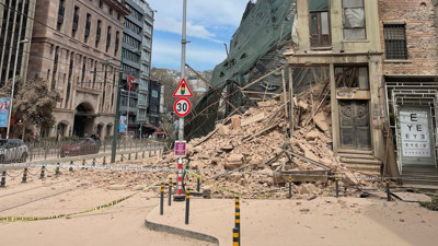 Beyoğlu’nda 150 yıllık bina saniyeler için tuzla buz oldu. O anlar saniye saniye kaydedildi