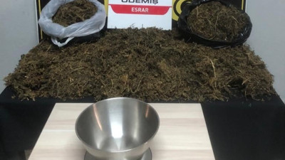 İzmir'de uyuşturucu taciri 2 kilonun üzerinde esrarla yakalandı