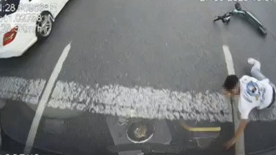 Scooter’lı gençlerin ölümden kıl payı kurtulma anları kamerada
