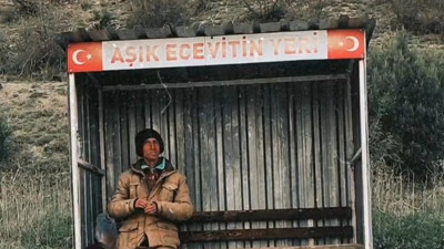 24 yıldır yol kenarında sevdiği kadını bekliyor