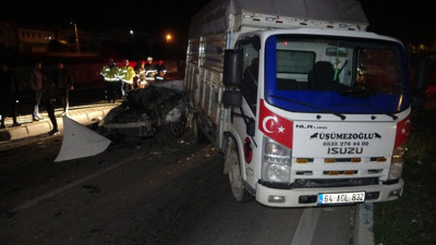 Büyükbaş hayvan yüklü kamyonete otomobil çarptı