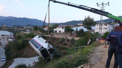 Mersin’de okul servisi şarampole yuvarlandı: 6’sı öğrenci 7 yaralı (02 Mayıs 2023)