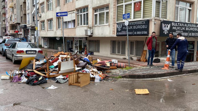 Ölen babasının eşyalarını balkondan atan kız caddeyi çöplüğe çevirdi
