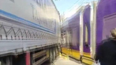 Zeytinburnu'nda tramvay TIR'ın dorsesine çarptı (26 Mayıs 2023)