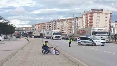 Çorum'da bir garip olay: Çıkmaz sokağa girdi, kaldırımı aşmaya çalıştı, trafiği kilitledi