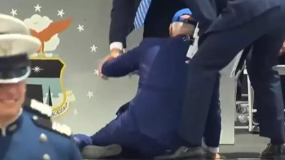 ABD Başkanı Biden yüzlerce kişinin önünde yerle bir oldu
