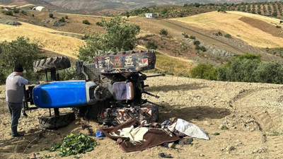 Gaziantep'te traktör devrildi. 3 ölü